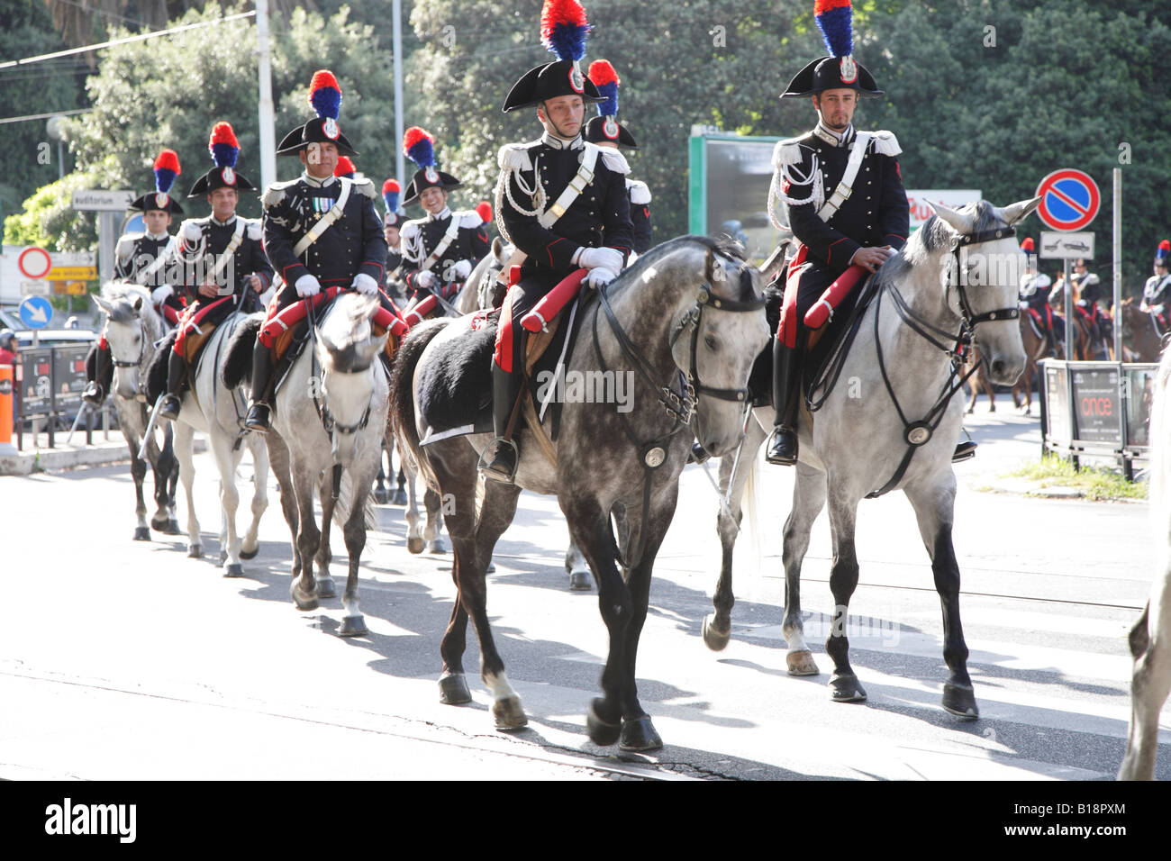 Truppe von berittene Carabinieri Polizei im zeremoniellen uniform Reiten durch Rom Stockfoto