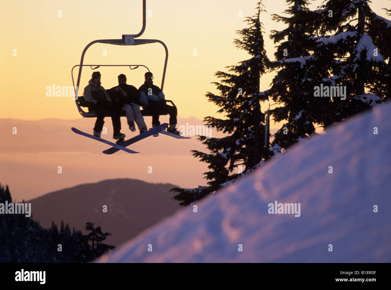 Reiten Sie den Sonnenschein Stuhl im Cypress Bowl Ski Resort, West Vancouver, Britisch-Kolumbien, Kanada. Stockfoto