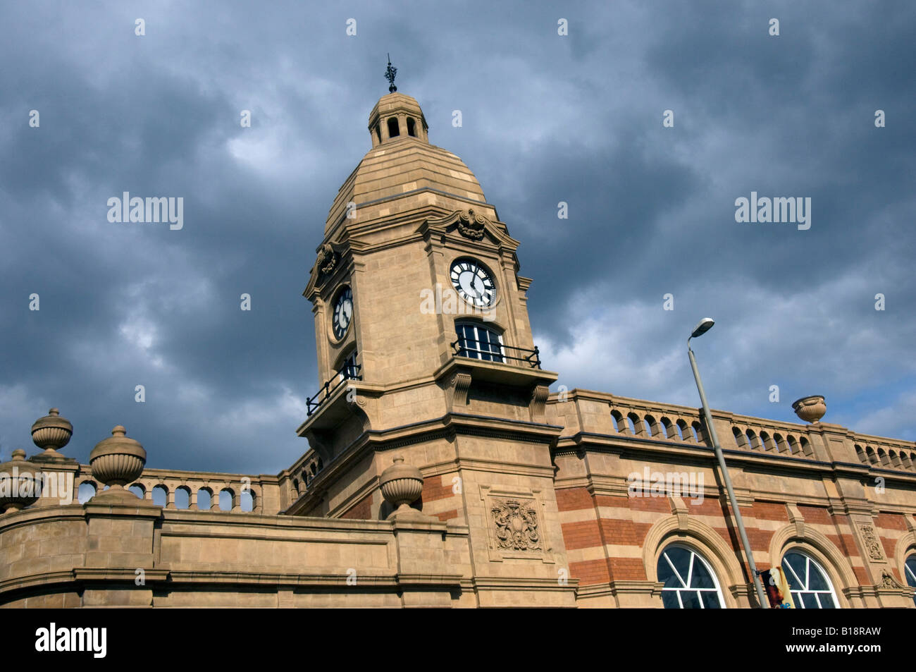 Die aus rotem Backstein Fassade und Uhr Turm des viktorianischen London Road Midland Bahnhof Leicester eröffnet im Jahr 1840 Stockfoto