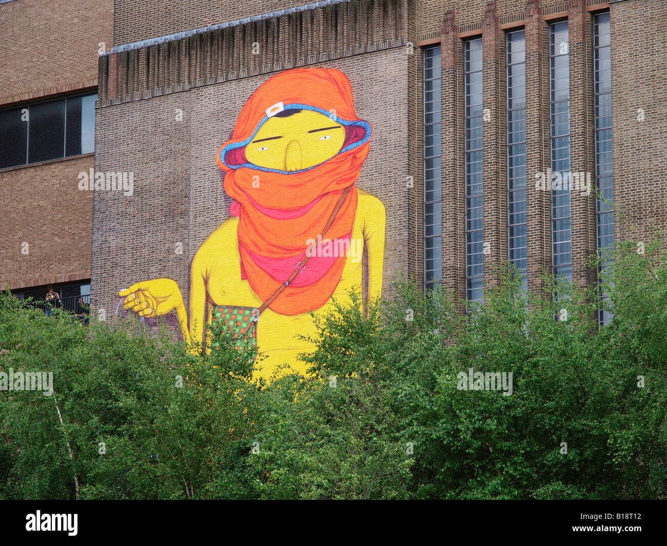 OS Gemeos Marke gelbe Figur gemalt auf der Tate Modern, London Stockfoto