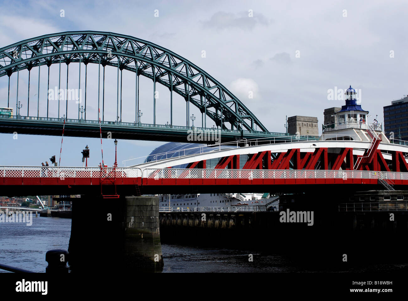 Die Tyne Bridge und die rote Hängebrücke über den Fluss Tyne zwischen Newcastle und Gateshead Stockfoto