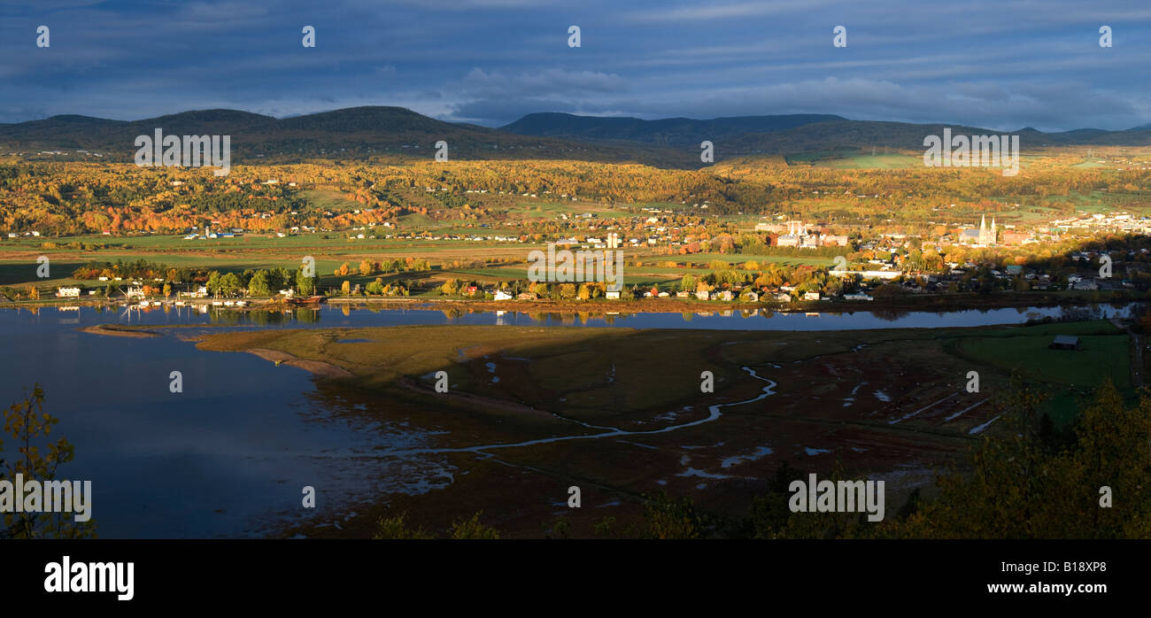 Baie-Saint-Paul-Panorama wie die Sonne scheint durch eine Öffnung in den Himmel, Baie-Saint-Paul, Quebec, Kanada. Stockfoto