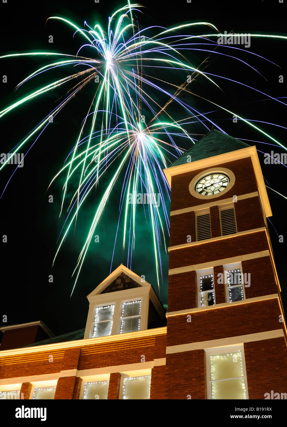 Feuerwerk über dem Rathaus, Duncan, Vancouver Island, British Columbia, Kanada. Stockfoto