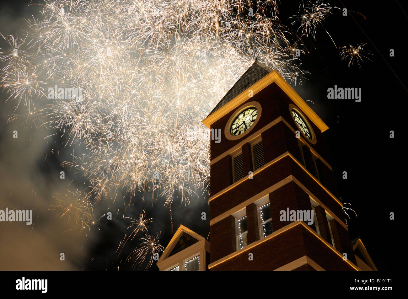 Feuerwerk über dem Rathaus, Duncan, Vancouver Island, British Columbia, Kanada Stockfoto