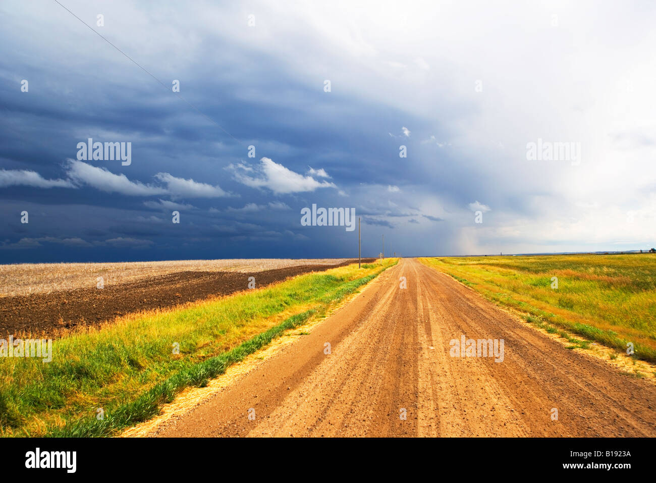 Sturm über Ridge Road 221, Alberta, Kanada. Stockfoto