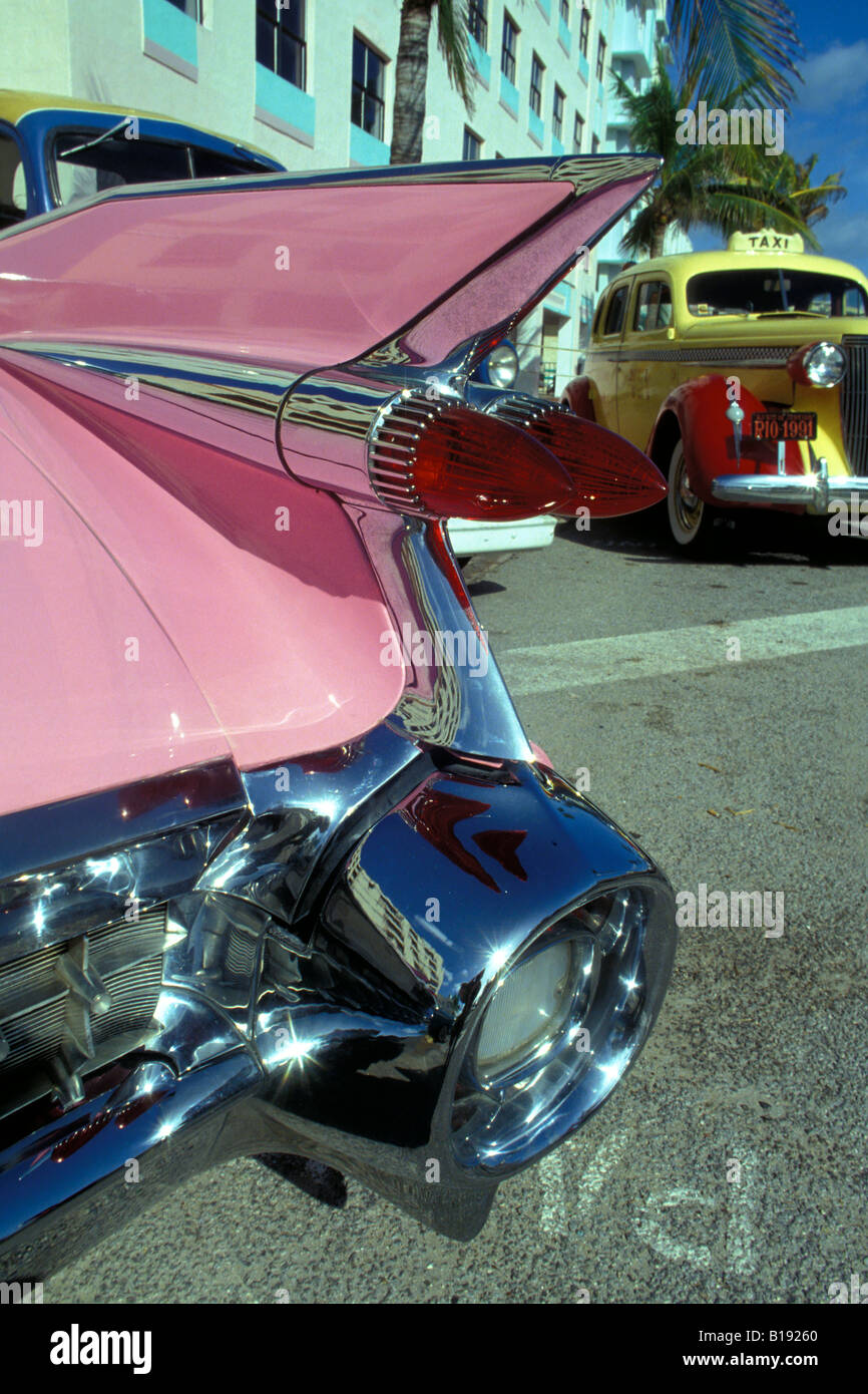 Ein rosa Cadillac ist im Art-Déco-Wochenende in Miami Beach zusammen mit anderen Oldtimer gesehen. Stockfoto