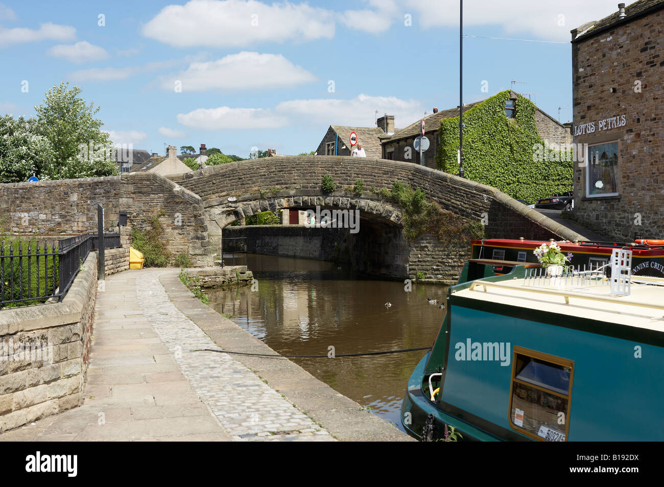 KAHN AM LEEDS-LIVERPOOL-KANAL IN SKIPTON SOMMER YORKSHIRE ENGLAND Stockfoto