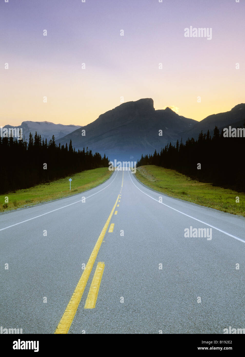 Highway 11 in der Nähe von Kootenay Plains, Alberta, kanadischen Rocky Mountains, Kanada. Stockfoto