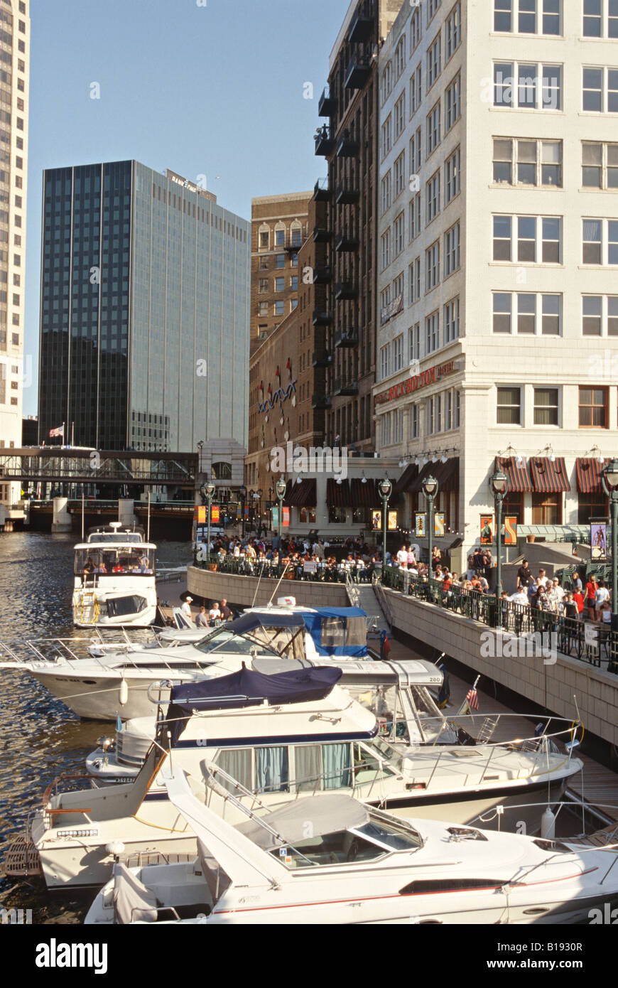 WISCONSIN-Milwaukee Riverwalk Außengastronomie Milwaukee River Boote angedockt Stockfoto