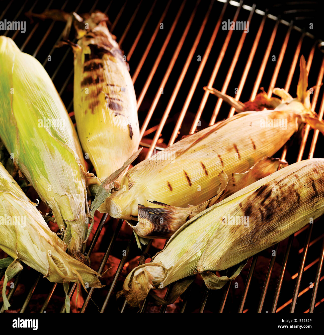 Maiskolben Kochen auf dem Grill mit Schalen auf Stockfotografie - Alamy