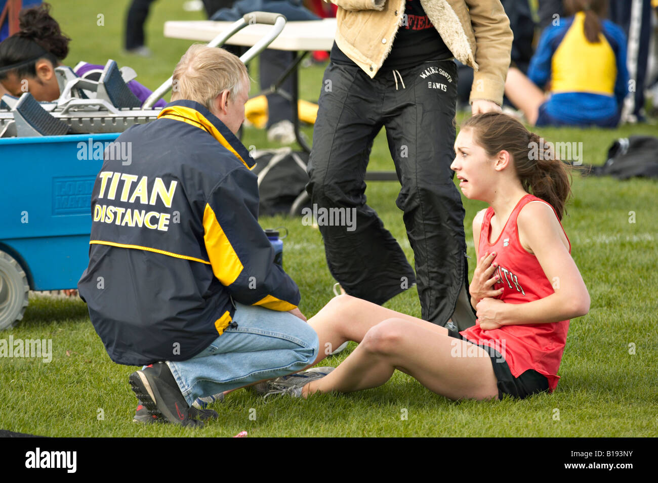 Track Meet Infield VERFOLGEN Sie die Glenview Illinois Trainer arbeiten mit erschöpften ...
