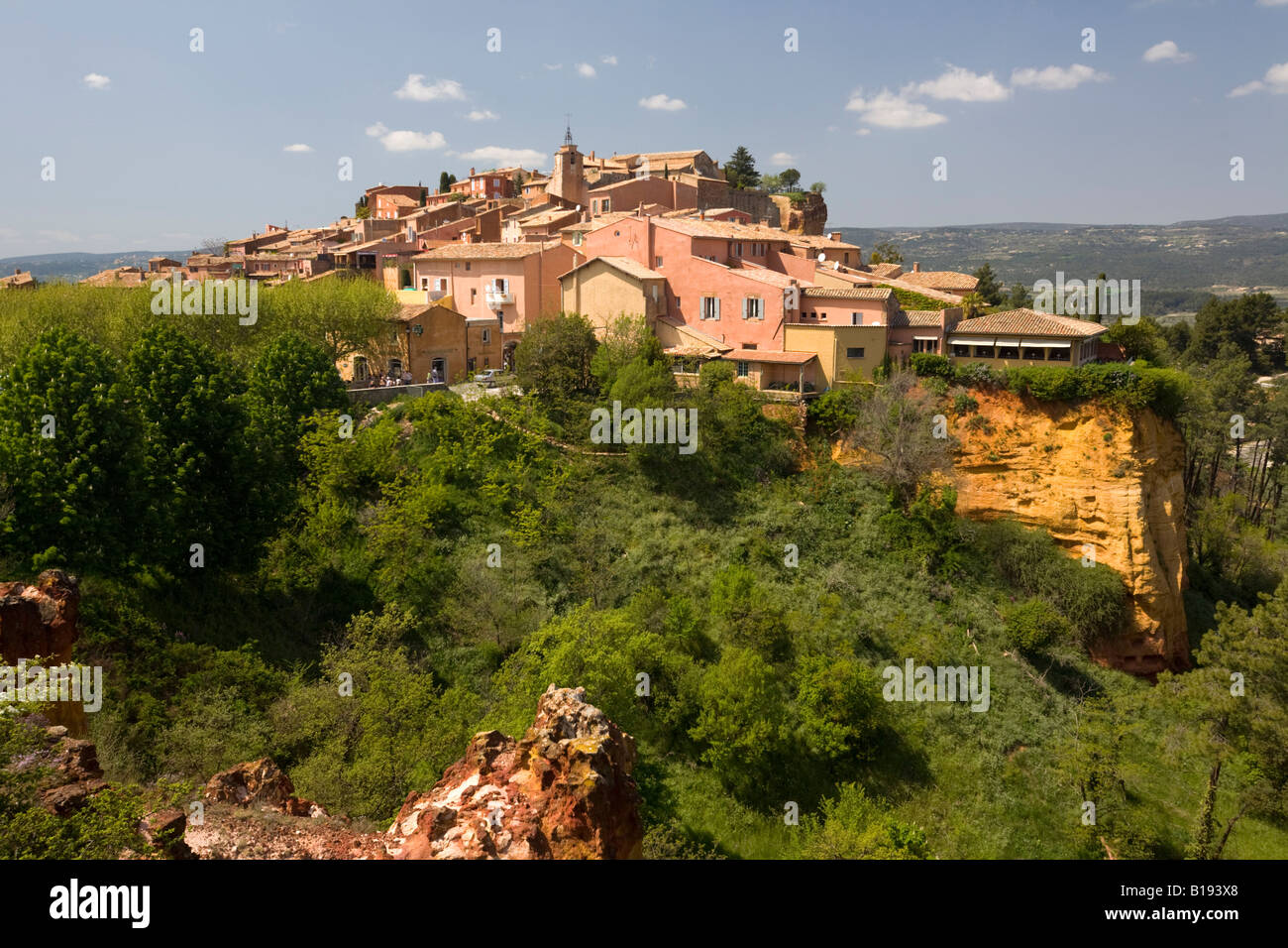 Ein Blick auf das Dorf Roussillon (Vaucluse - Frankreich). Dorf de Roussillon 84220 (Vaucluse 84 - Frankreich). Stockfoto