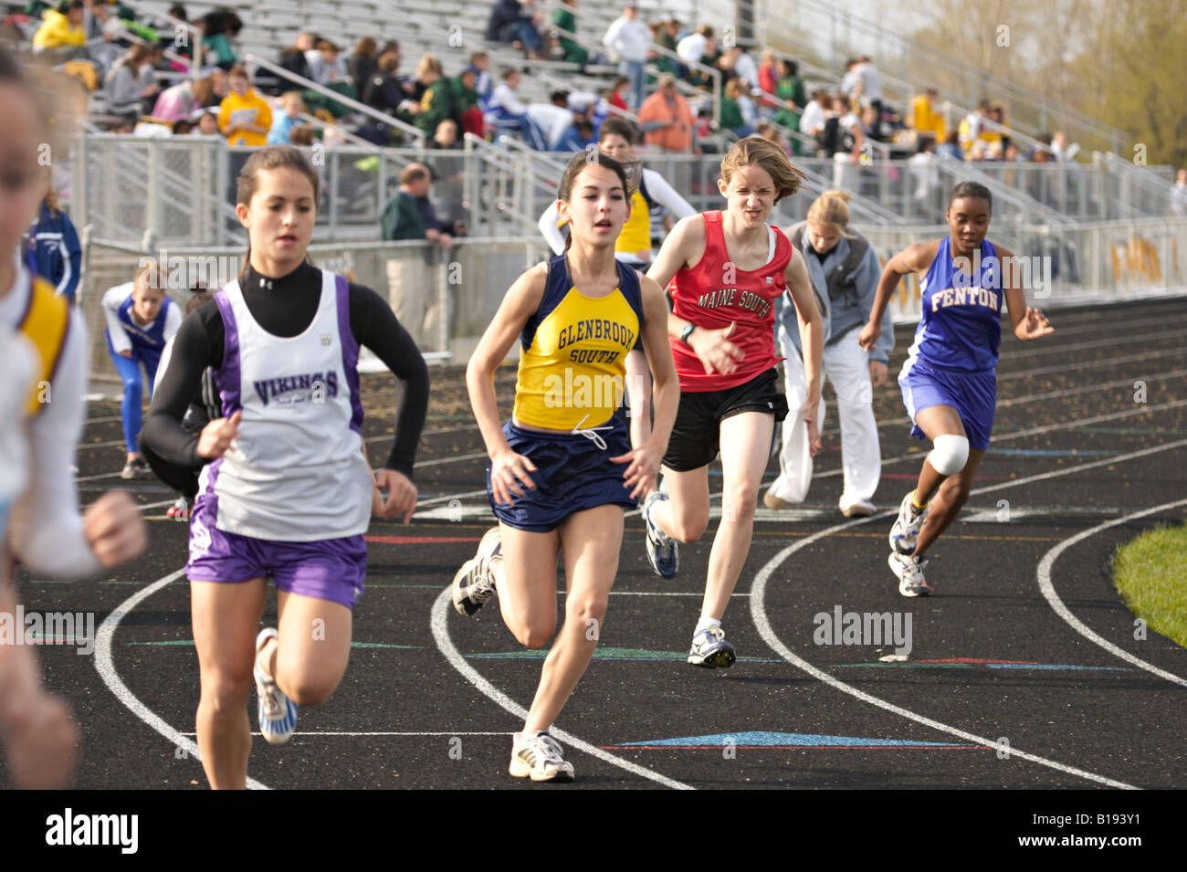 VERFOLGEN Sie Glenview Illinois weibliche Sprinter am Start des Rennens auf Wende High School Mädchen Track Meet Tribüne und fans Stockfoto