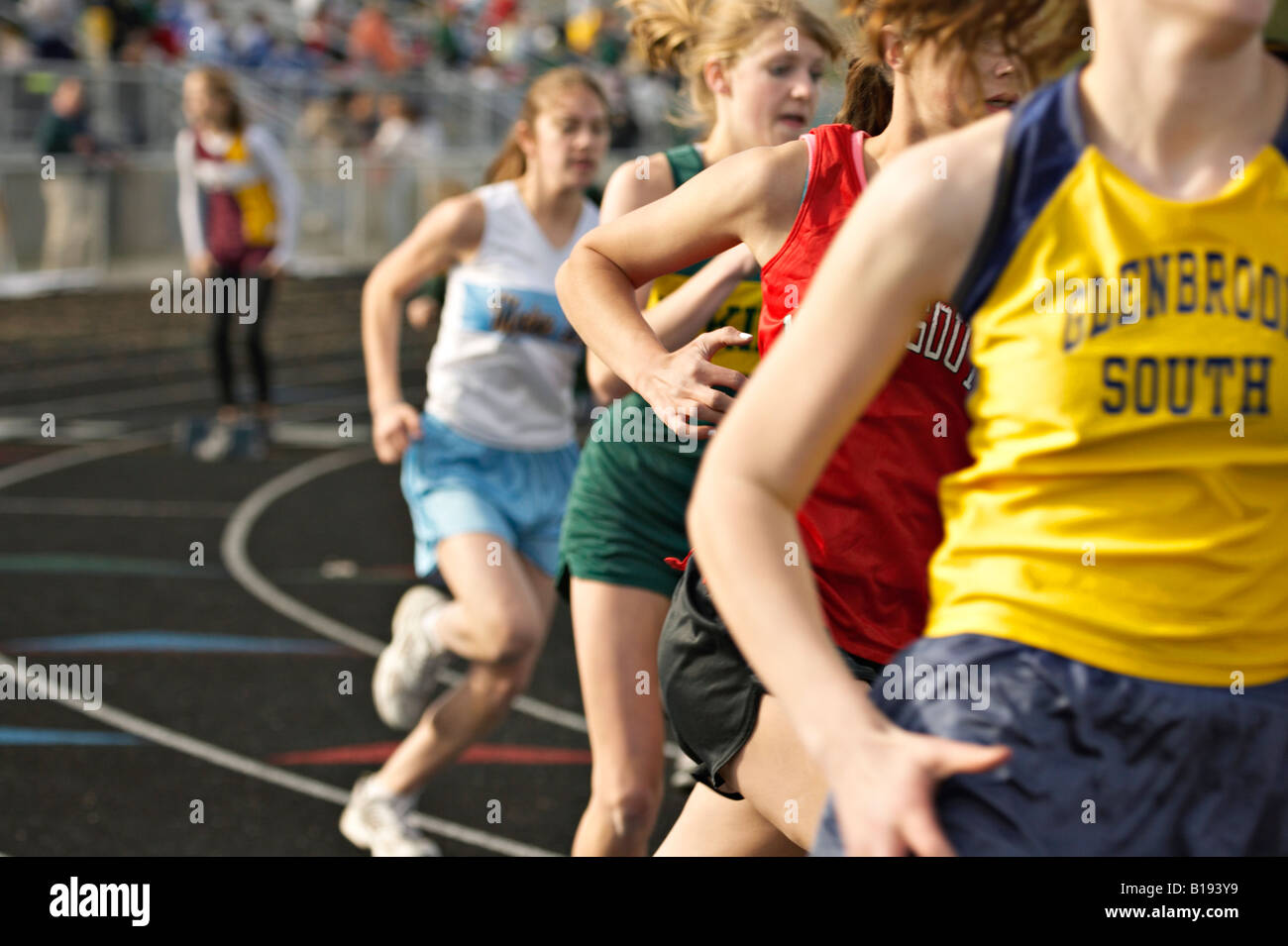 VERFOLGEN Sie Glenview Illinois Läufer im Sprint Rennen High School Mädchen Track Meet Nahaufnahme von Brust und Arme Aktion Stockfoto