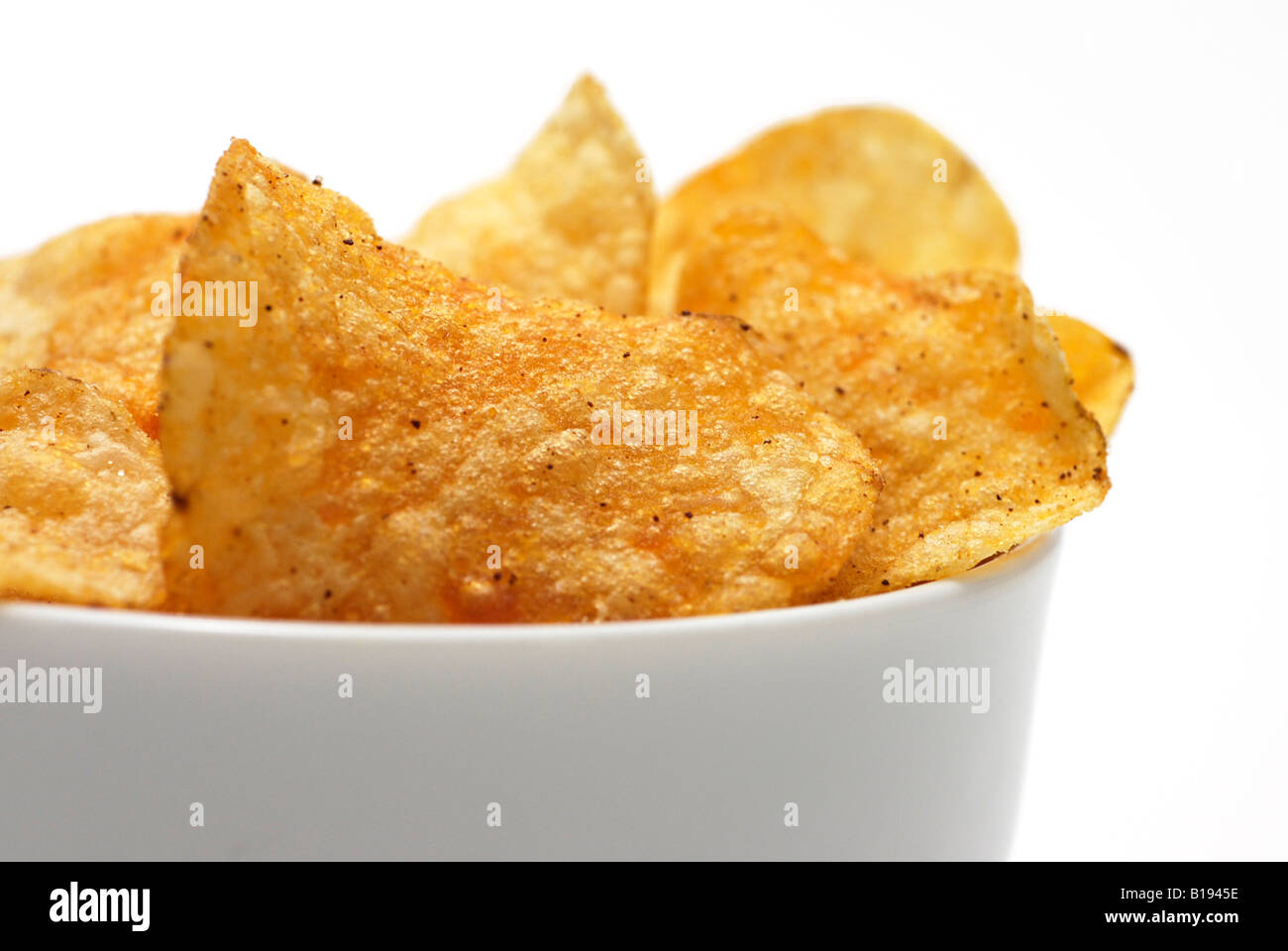 Kartoffelchips in eine Schüssel geben Stockfoto