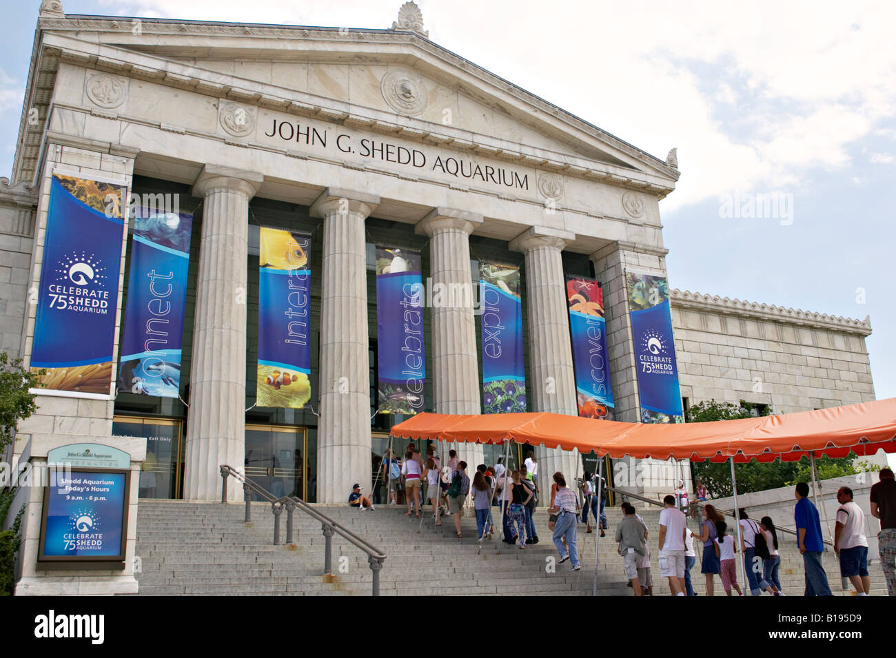 Museen Chicago Illinois Menschen warten in der Schlange zu Shedd Aquarium Museum Campus orange Markise auf Treppe betreten Stockfoto