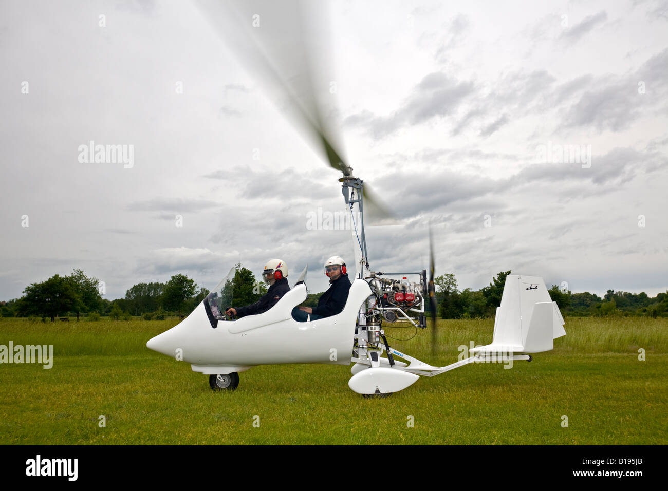 Ein Ultraleichtflugzeug Tragschrauber beim Abnehmen (Frankreich). ULM Autogire au Décollage (Frankreich). Stockfoto