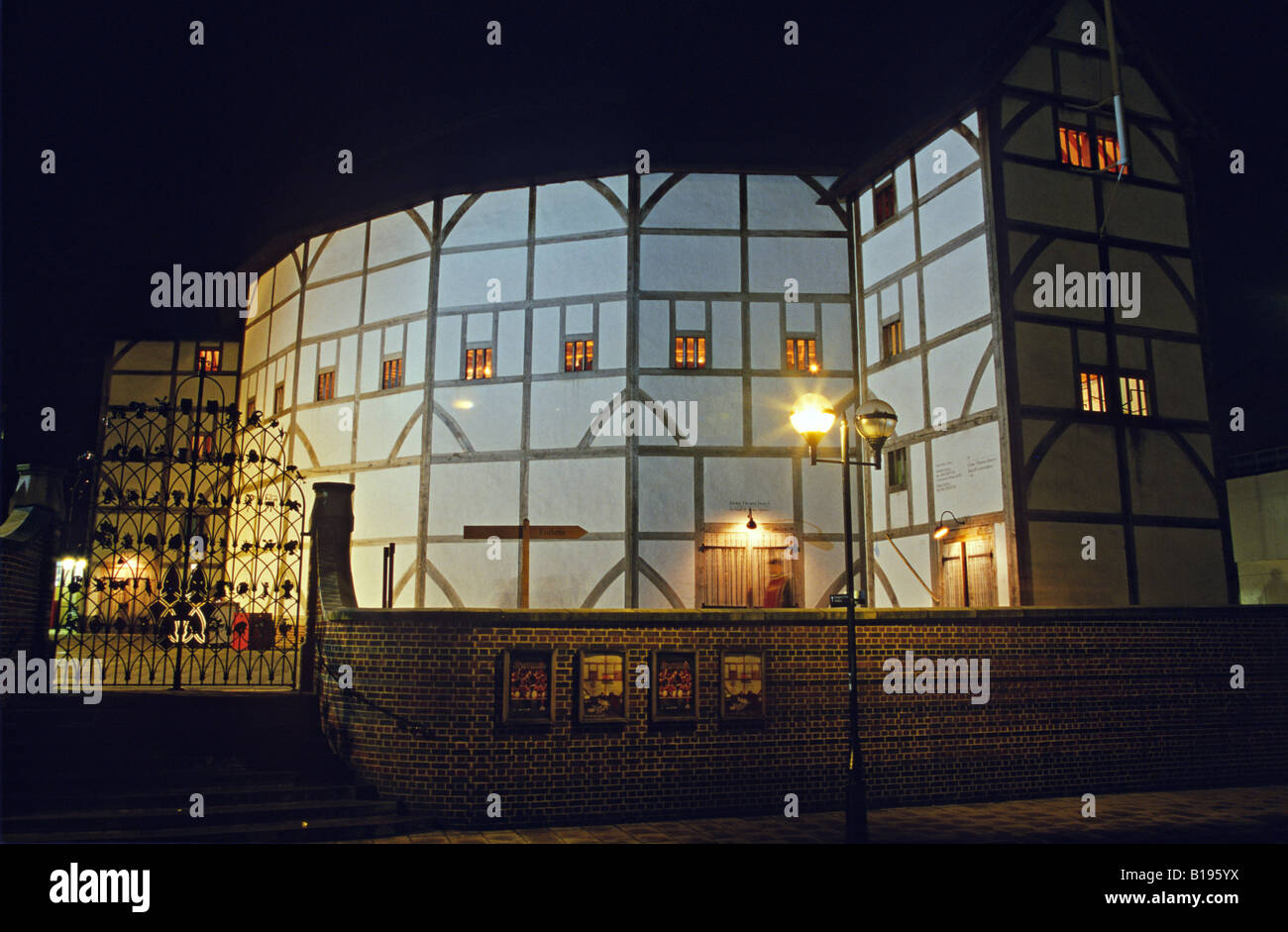 Großbritannien London Shakespeares Globe Theater Wiederaufbau 200 Yards vom ursprünglichen Standort 1996 Nacht Stockfoto