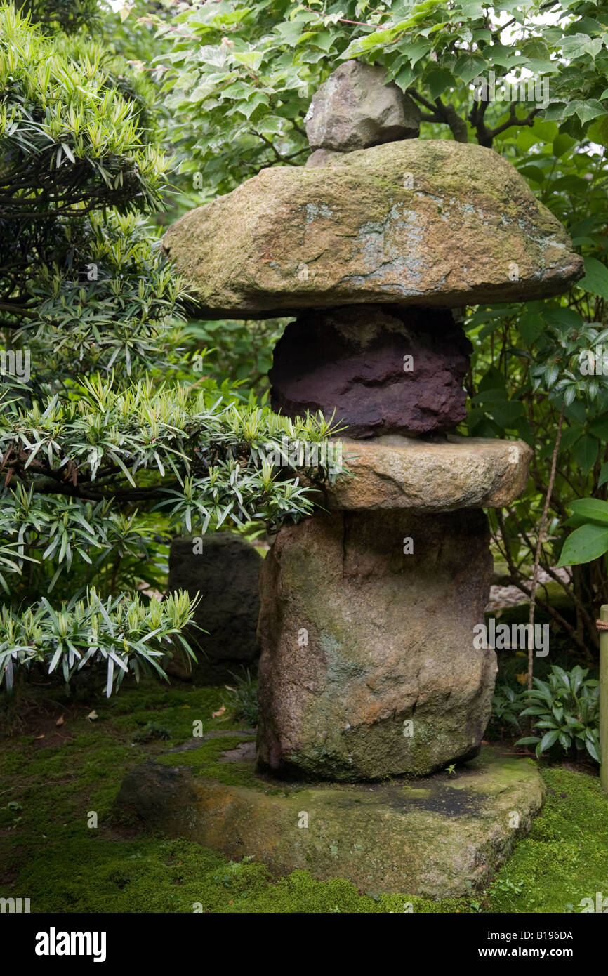 Japanische Laterne aus Stein Stockfoto