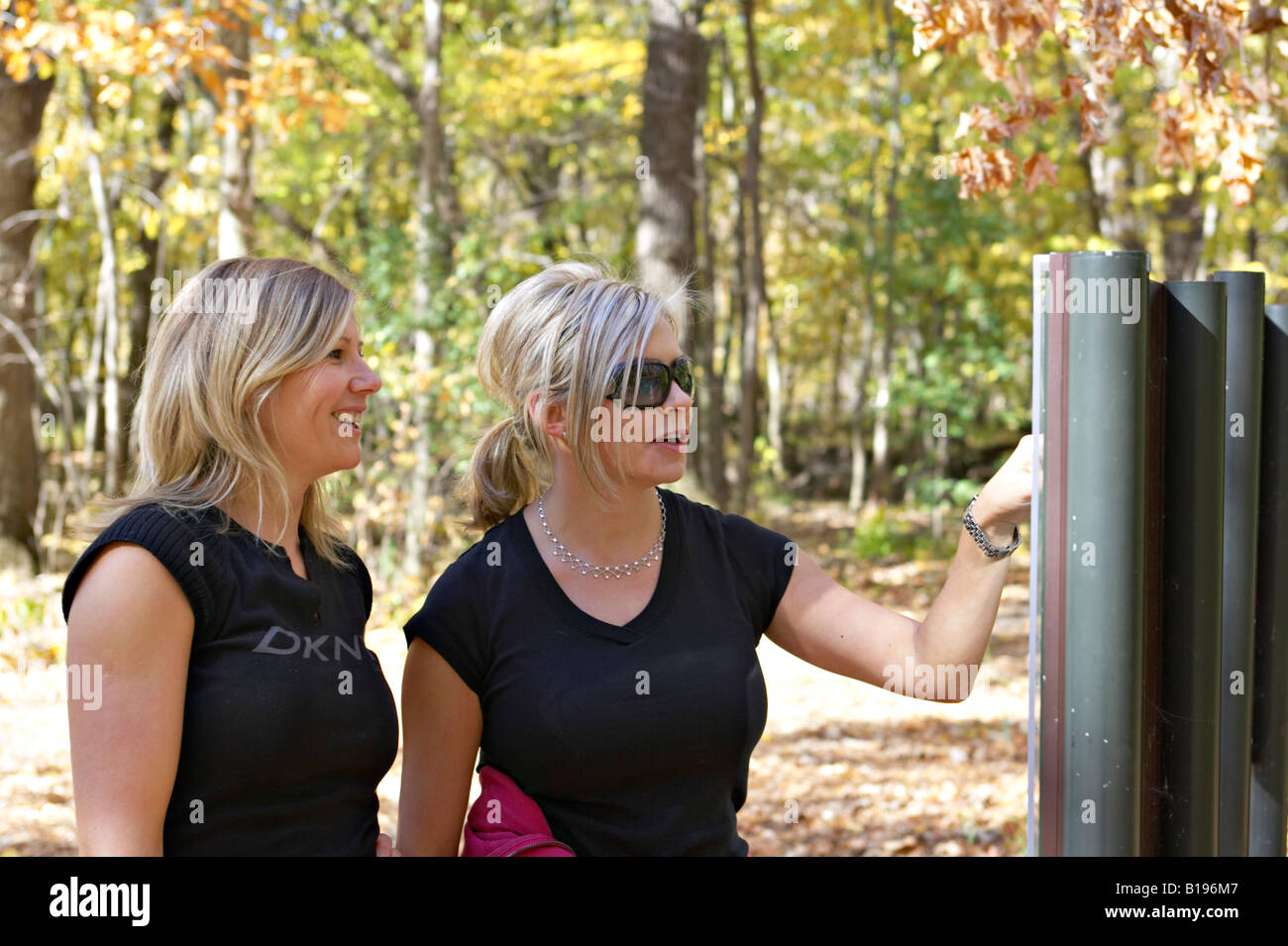 ILLINOIS Wright Wald Wald erhalten zwei junge Frauen lesen Karte von bewahren Spuren Stockfoto