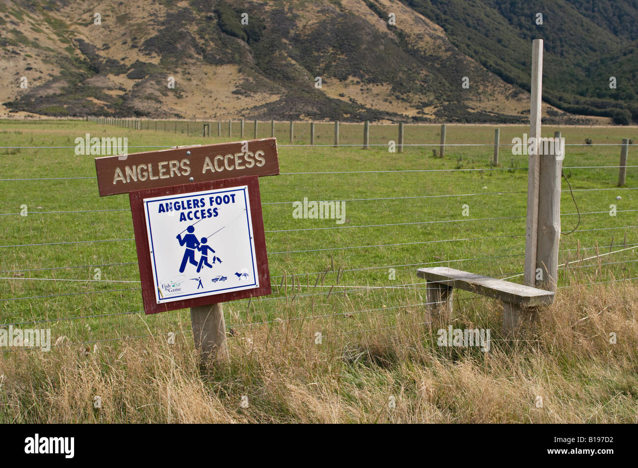 Neuseeland Südinsel Mavora Seen Park Angler Zugang Hinweisschilder entlang Zaun Erlaubnis für Fischer aus Holz Stil Stockfoto