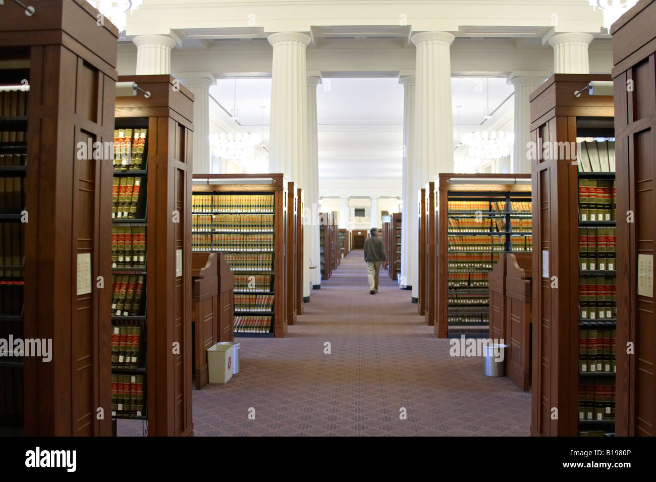 MASSACHUSETTS Boston Harvard Law School Bibliothek Innenraum mit Reihen von Bücher und Gang hinunter Mitte Stockfoto