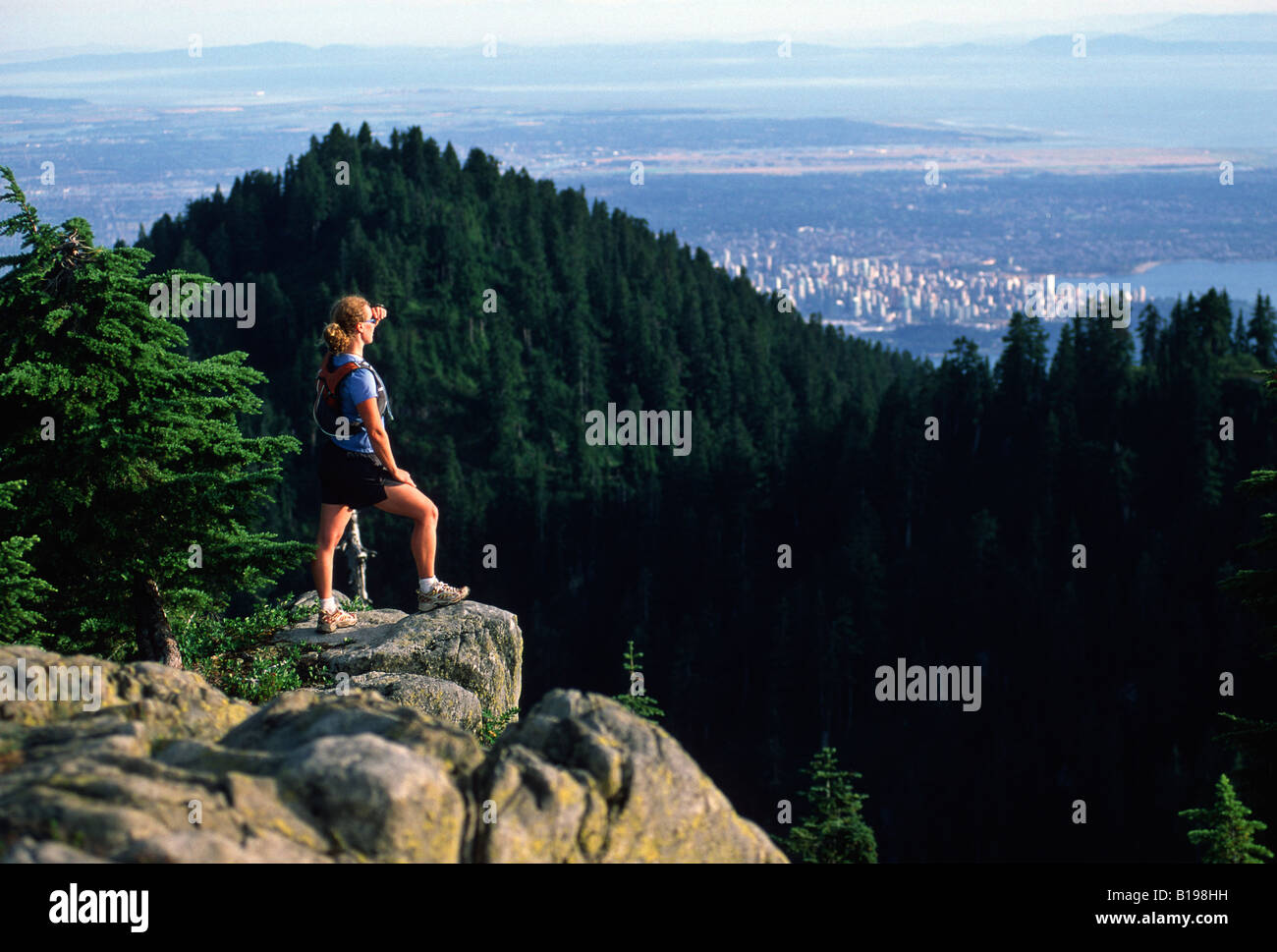 Frauen auf der Suche über Vancouver, von Spitze Goat Mountain (Grouse Mountain), North Vancouver, British Columbia, Kanada. Stockfoto