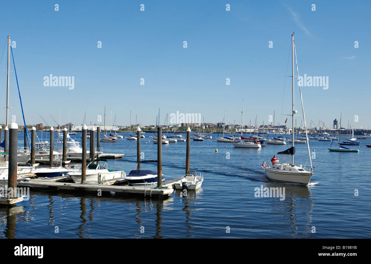 MASSACHUSETTS Boston Boote entlang Harborwalk Logan International Airport in Ferne durch den Hafen angedockt Stockfoto