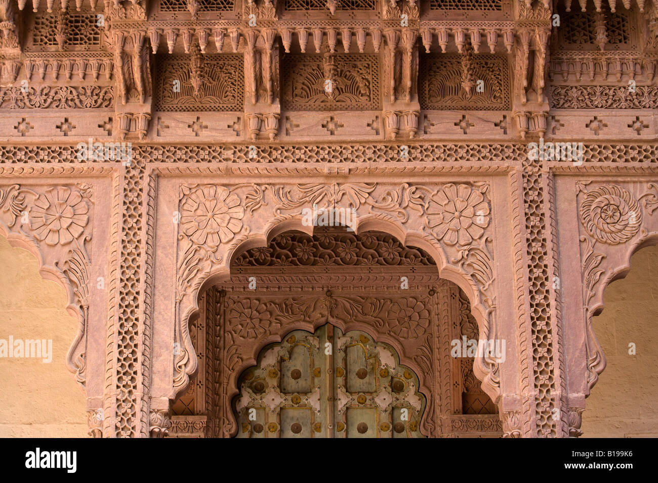 TORBOGEN und alte Tür im RATHAUSHOF HOLI CHOWK MEHERANGARH fort erbaut 1806 JODHPUR RAJASTHAN Indien Stockfoto