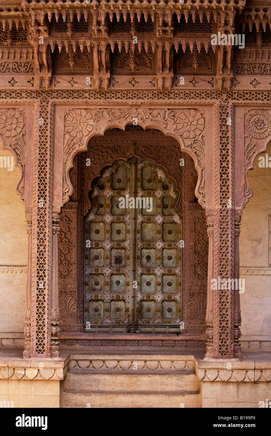 TORBOGEN und alte Tür im RATHAUSHOF HOLI CHOWK MEHERANGARH fort erbaut 1806 JODHPUR RAJASTHAN Indien Stockfoto