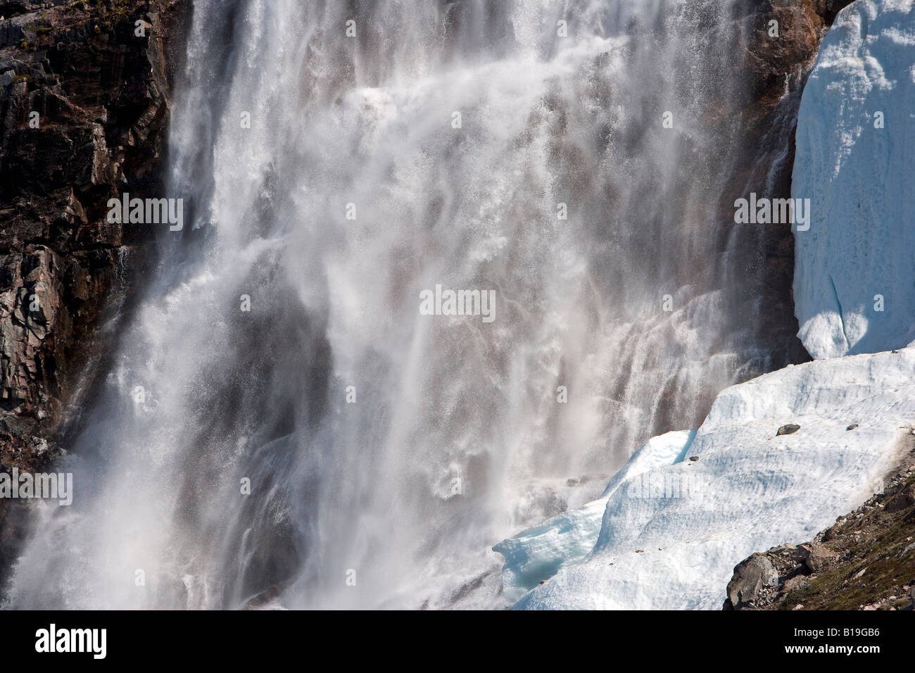 Grönland, Eqi Gletscher.  Das Inlandeis Grönlands, die Wasserfälle Casade, die Mauern der Fjorde durch Schmelzwasser gespeist. Stockfoto