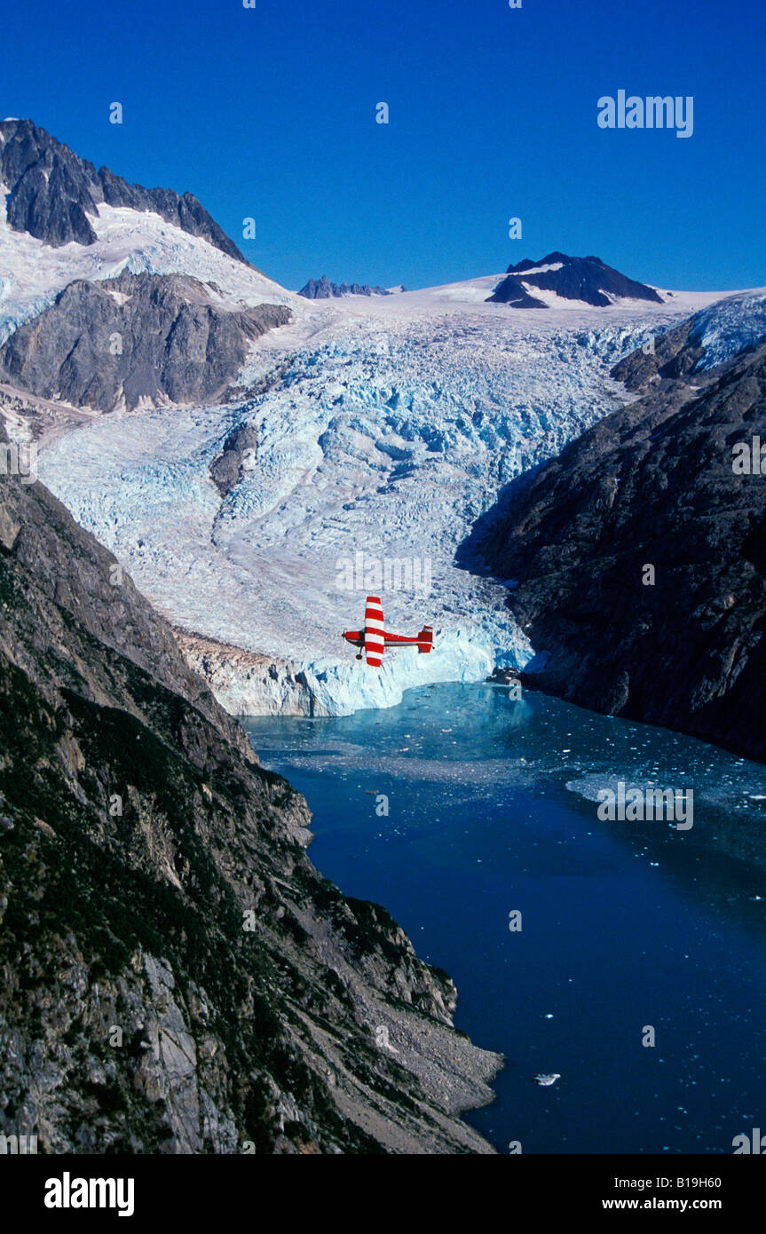 USA, Alaska. Eine Cessna 180 überfliegt den McCarty Gletscher im Kenai Fjorde National Park. Stockfoto