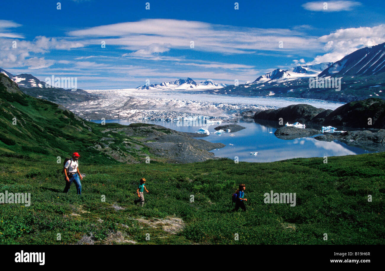 USA, Alaska. Maria, Justin und Andy Neuman Wanderung in der Kenai National Wildife Zuflucht in der Nähe der Tustemena-Gletscher in Alaska. Stockfoto