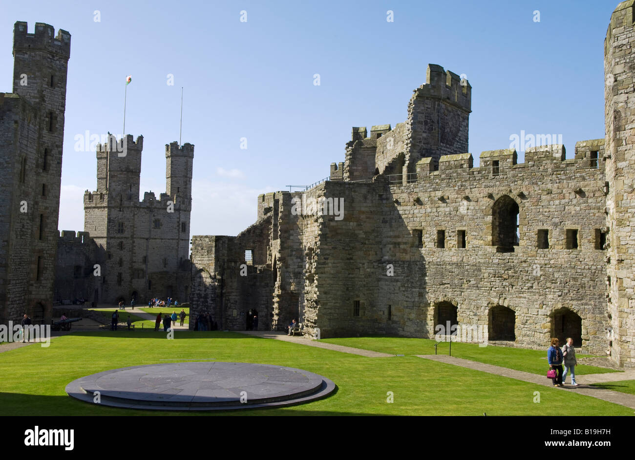 Wales, Gwynedd, Caernarvon. Innerhalb der Mauern von Caernarvon Castle. Stockfoto