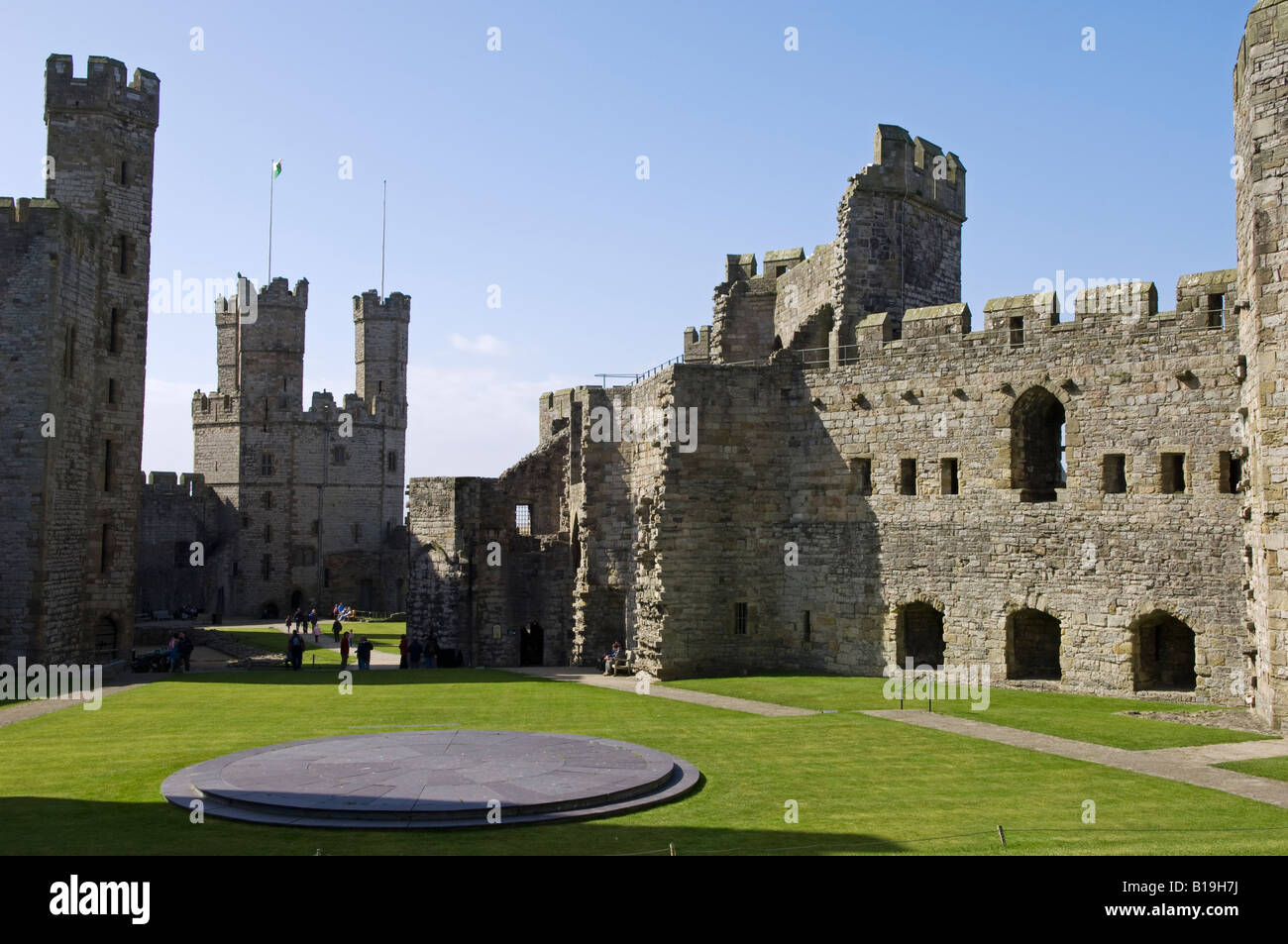 Wales, Gwynedd, Caernarvon. Innerhalb der Mauern von Caernarvon Castle. Stockfoto