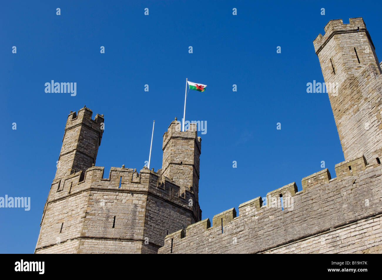 Wales, Gwynedd, Caernarvon. Die Türme von Caernarvon Castle. Stockfoto