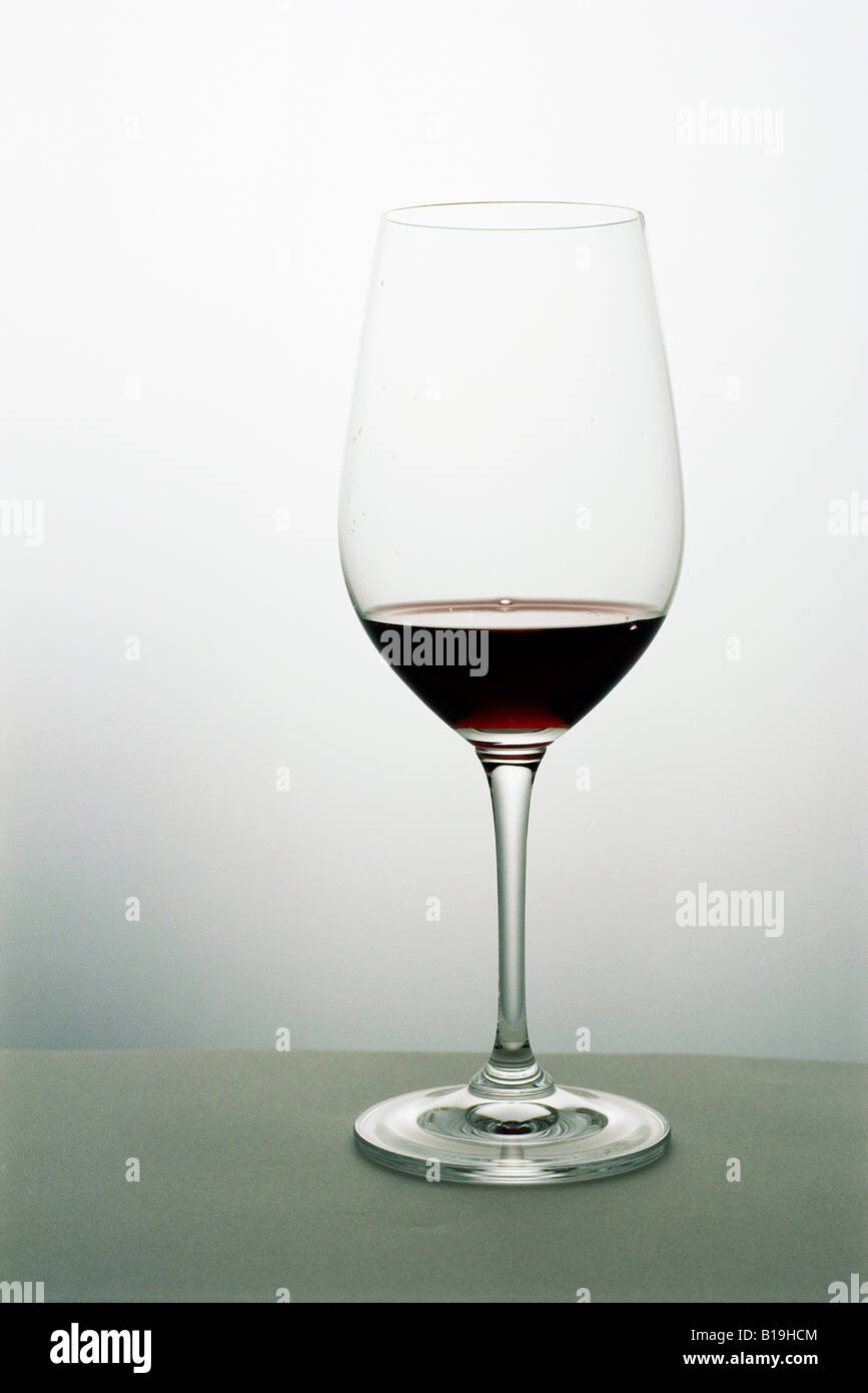 Kleine Menge Rotwein im Weinglas Stockfoto
