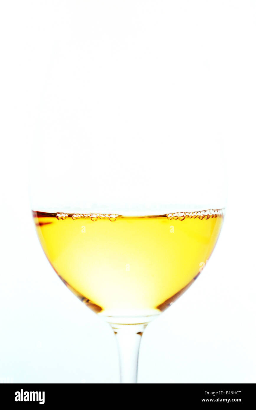 Weißwein in Weinglas, überbelichtet Stockfoto