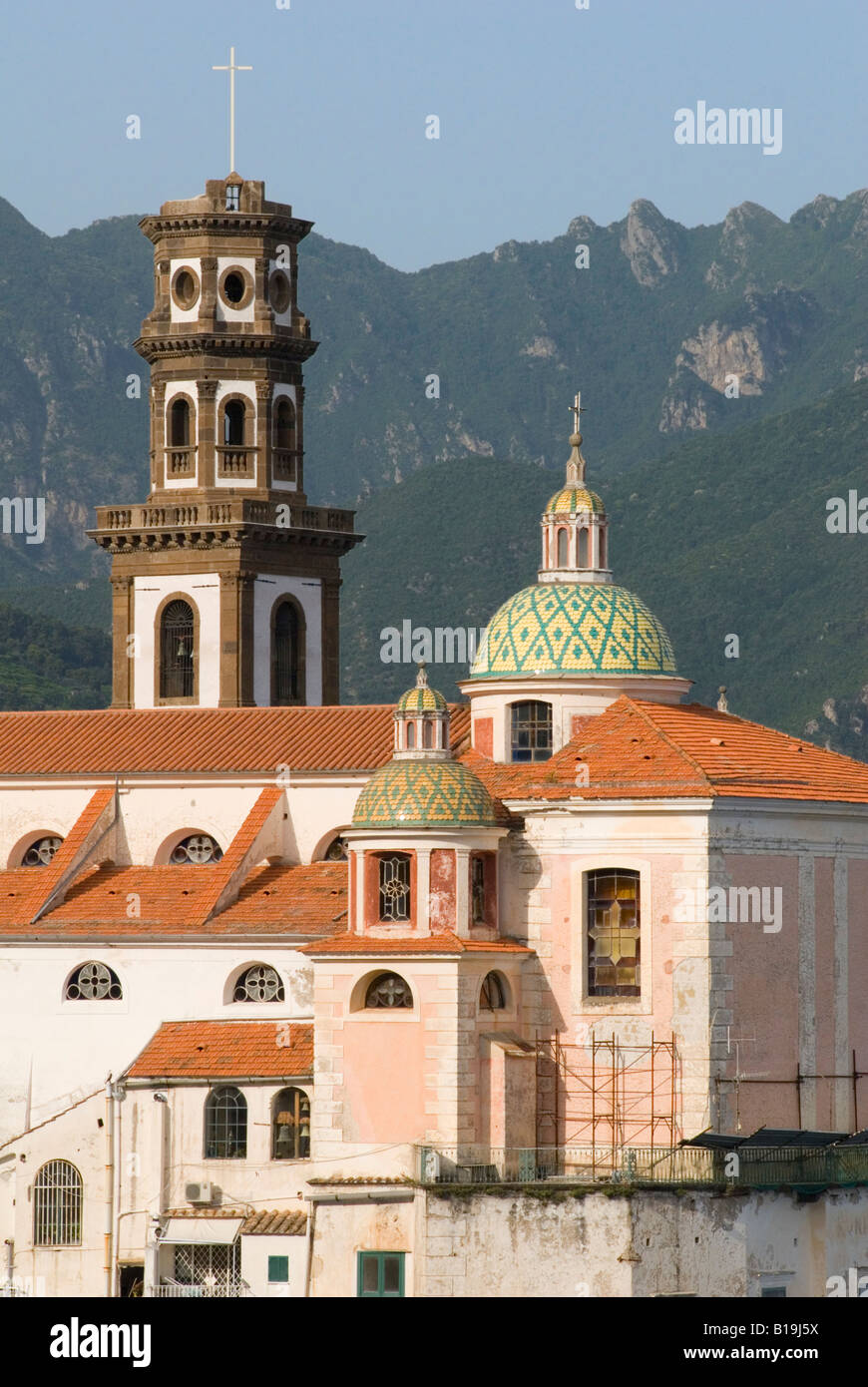 Blick auf die grüne Kuppelkirche der Collegiata di Santa Maria Maddalena Penitente, Atrani, Kampanien, Italien Stockfoto