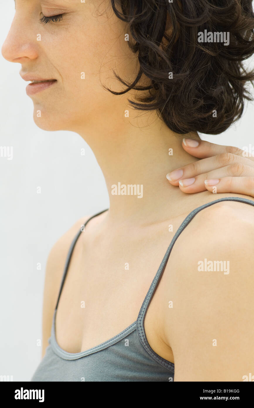 Frau empfangende Nackenmassage, beschnitten, Ansicht Stockfoto