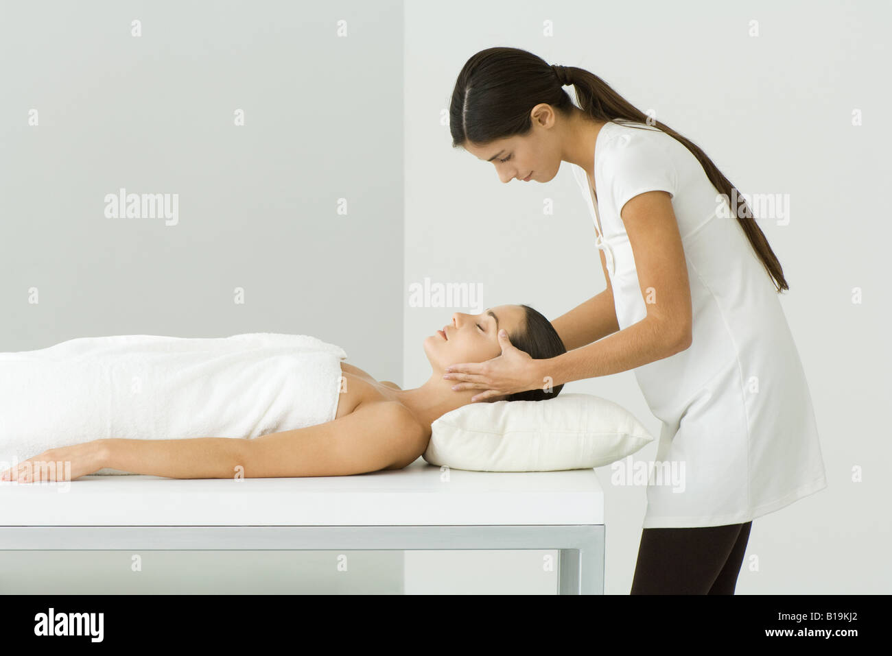 Frau erhält einen Kopf massage, Seitenansicht Stockfoto