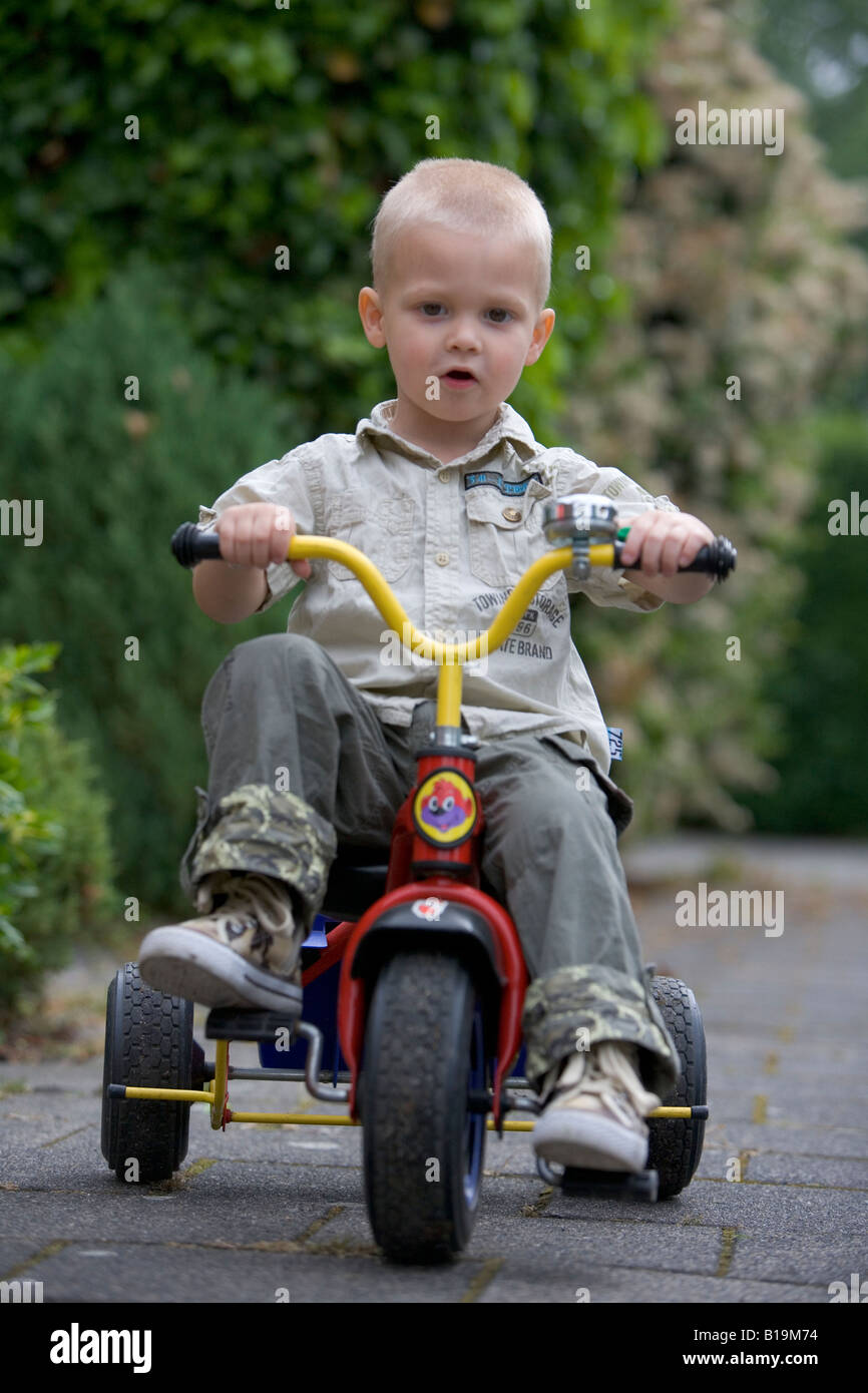 Blondes Kleinkind Spielzeug Fahrrad Stockfoto