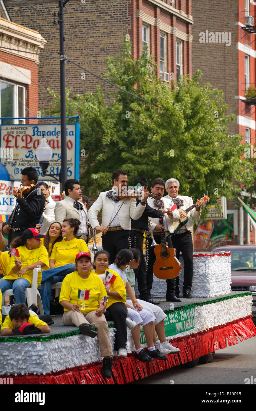 ILLINOIS-Chicago-Mariachi Band Fahrt dekoriert Schwimmer in mexikanischen Independence Day Parade in Pilsen Nachbarschaft Stockfoto