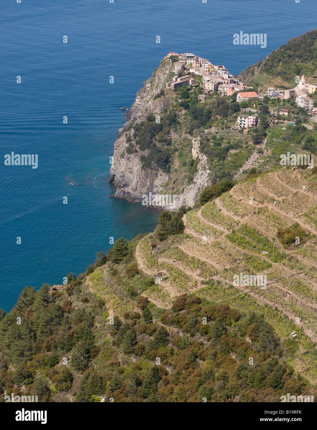 Meer Ligurien Cinque Terre Blumen Vernazza Manarola Bucht Italien Boot Strand am Mittelmeer Stockfoto