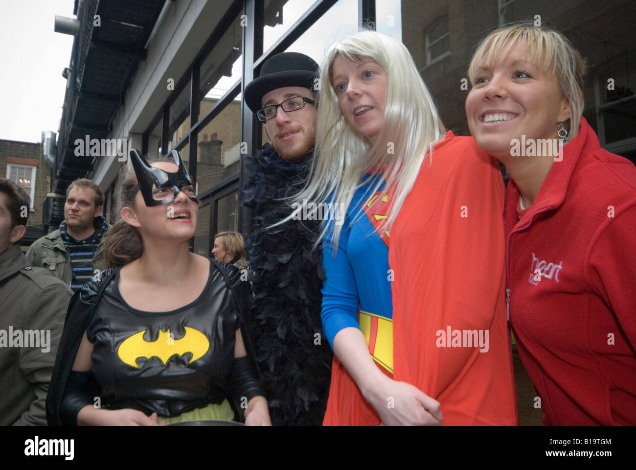 Eines der Teams in the Great Spitalfields Pancake Race, organisiert durch Alternative Kunst enthalten mindestens zwei Superhelden Stockfoto