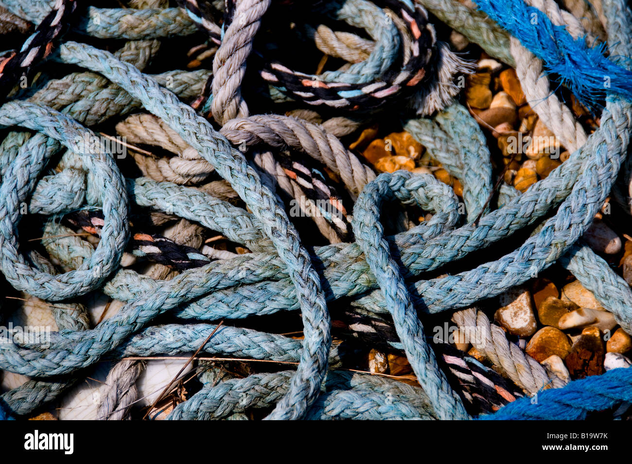 Ein Gewirr von Seil auf einem Kiesstrand liegen. Stockfoto