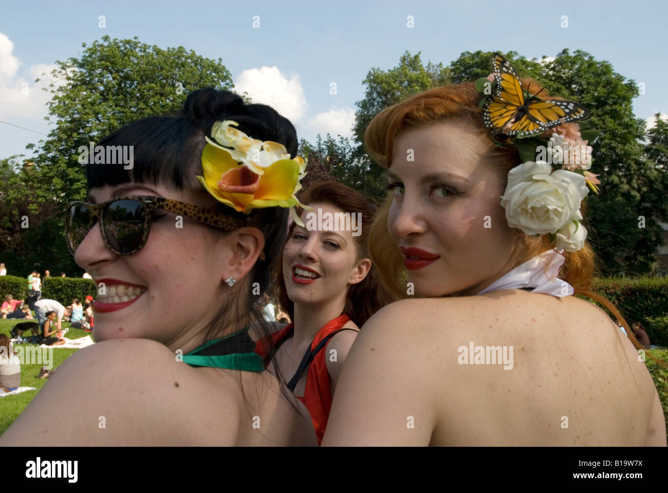 Stoke Newington Festival Sonntag, 8. Juni 2008 drei junge Frauen zu fördern, Vintage-Kleidung und 50er Jahre Mode. Clissold Park Stockfoto