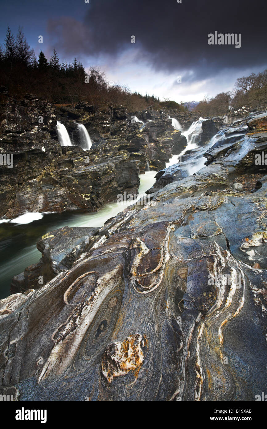 Ausgewaschene Felsformationen neben River Orchy Glen Orchy Highland Schottland Stockfoto