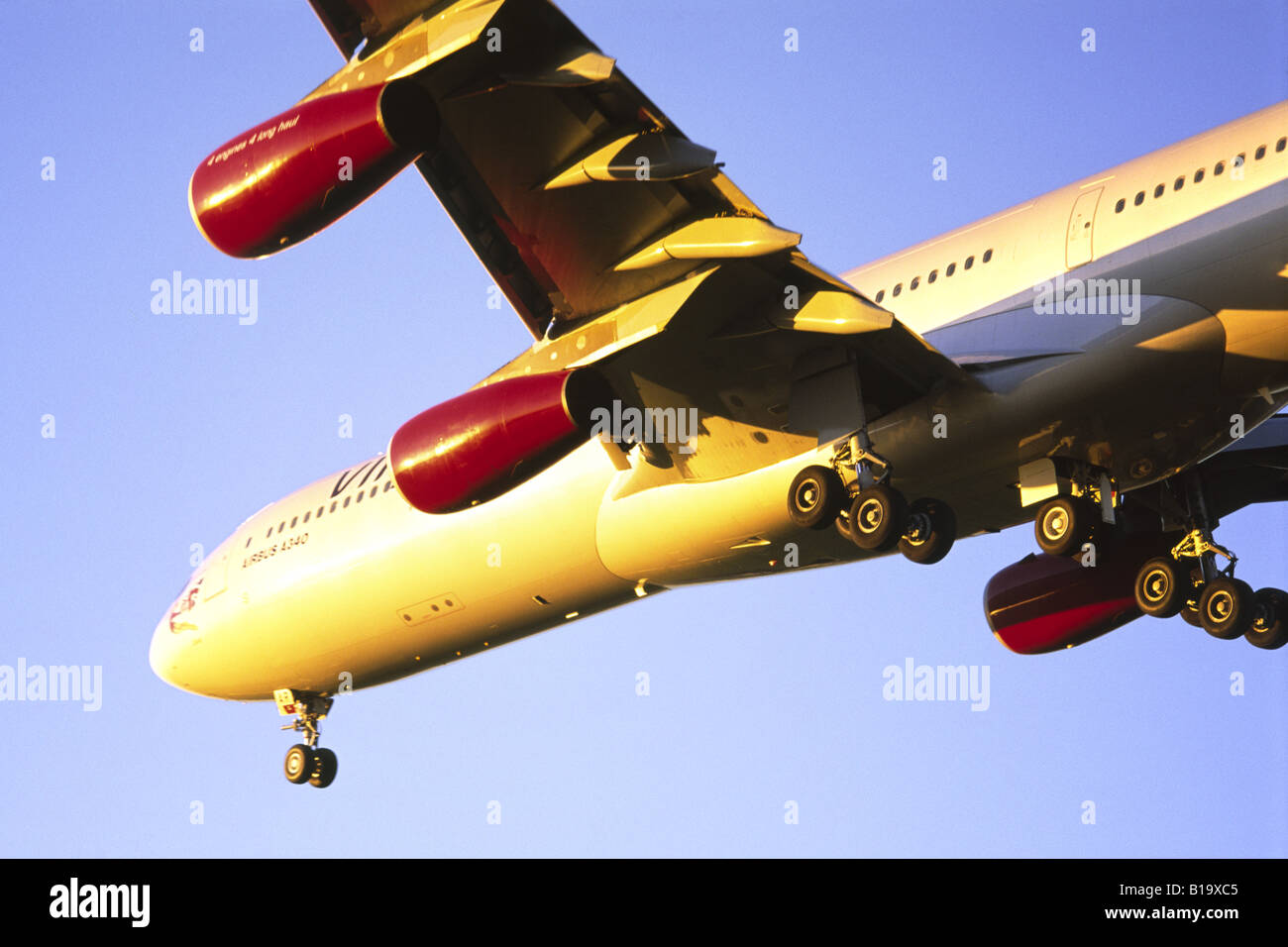 Airbus A340 betrieben von Virgin Atlantic am Ansatz zum Flughafen Heathrow Stockfoto