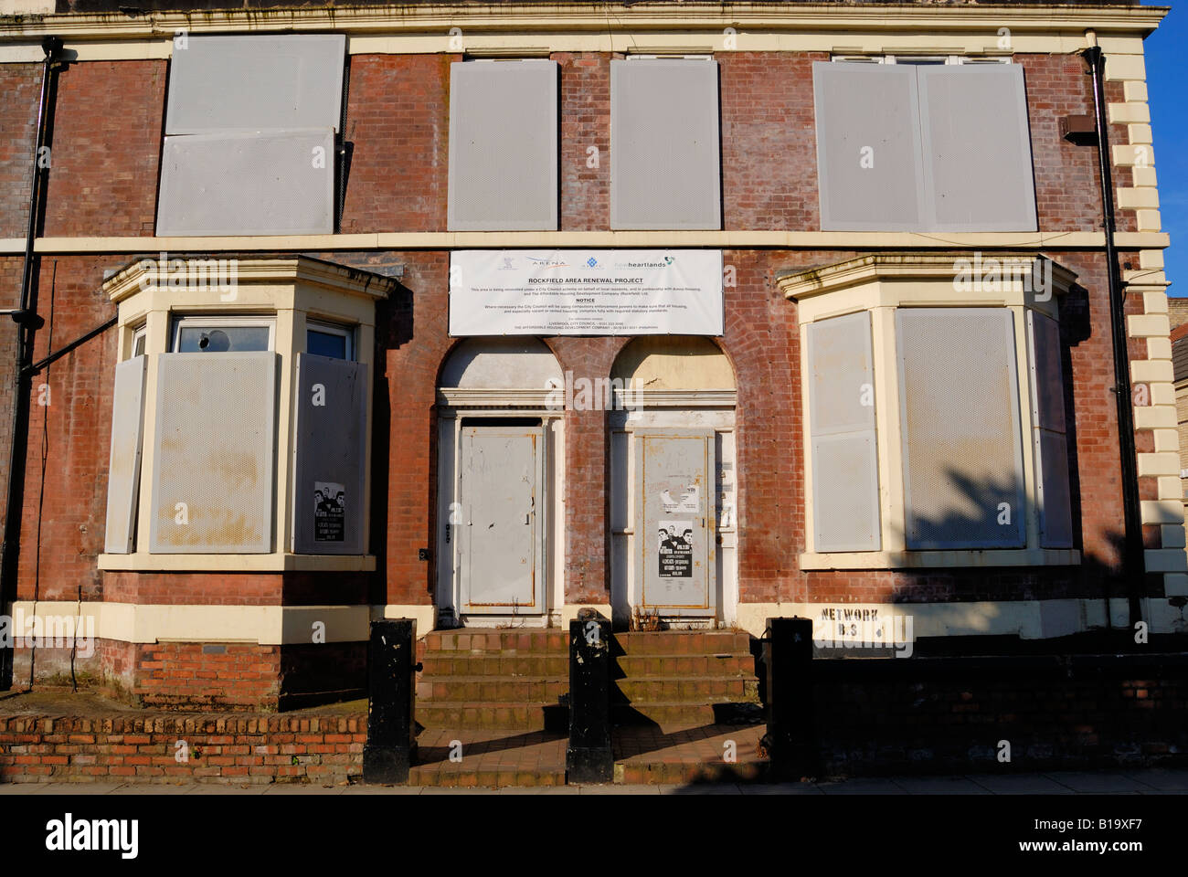 Gehäuse in Anfield Road im Bezirk von Liverpool Anfield Road mit Brettern vernagelt bereit für Verkauf & Sanierung. Stockfoto